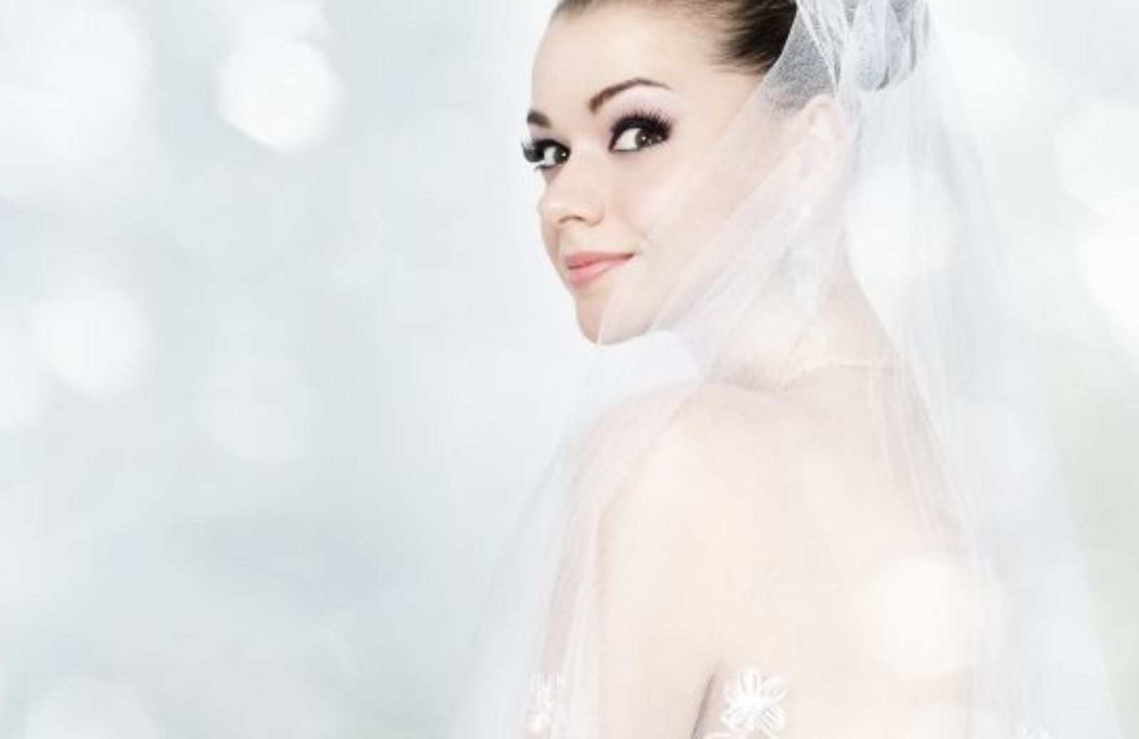 Come fare un trucco da sposa perfetto per l'estate