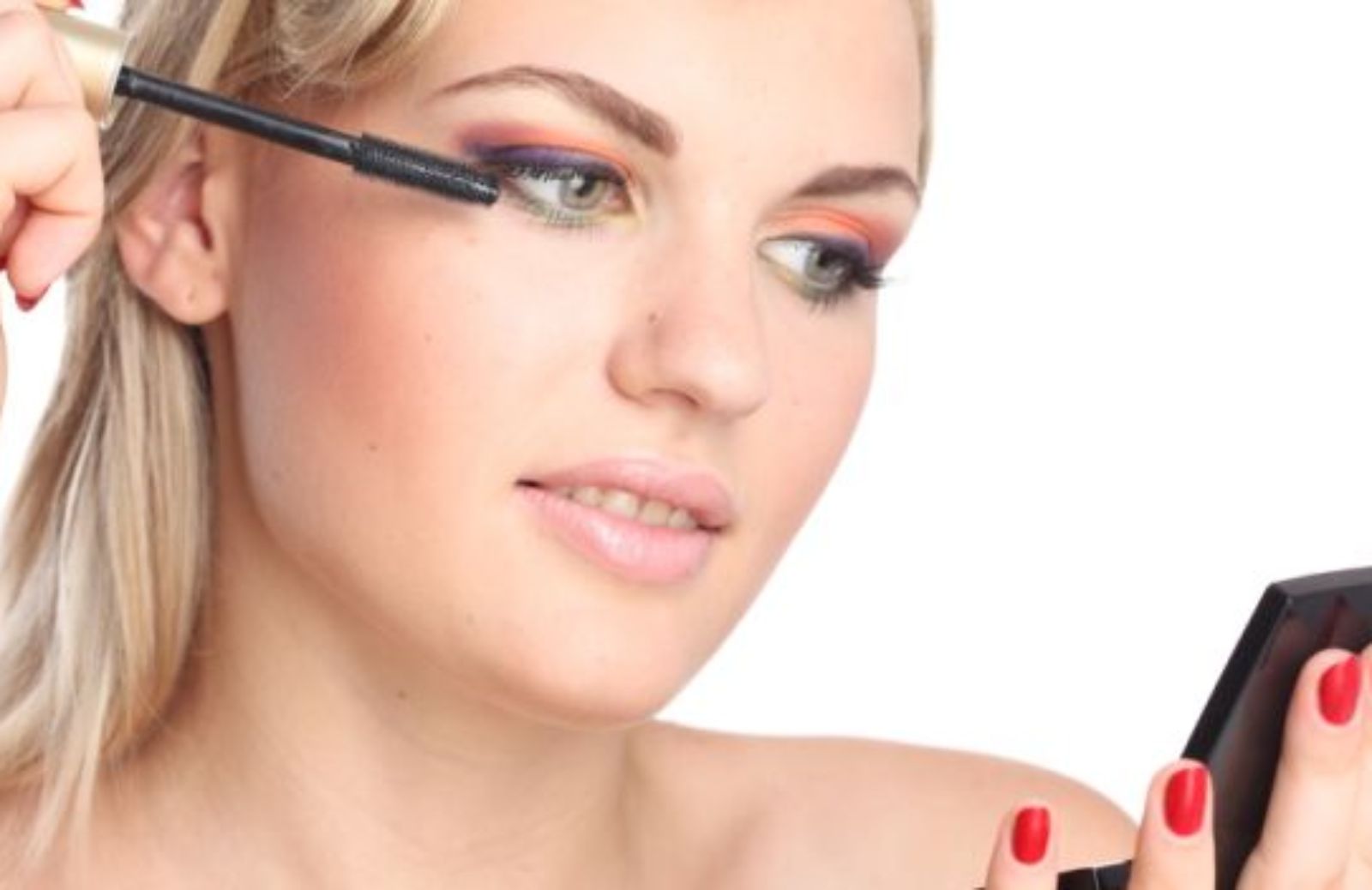 Come truccare gli occhi con il colore di stagione Tangerine Tango