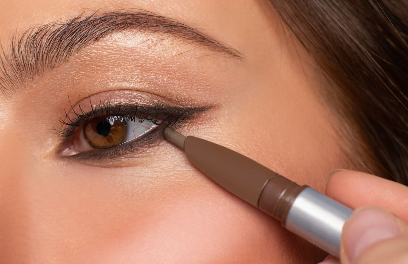 Reverse eyeliner, il makeup che ingrandisce lo sguardo