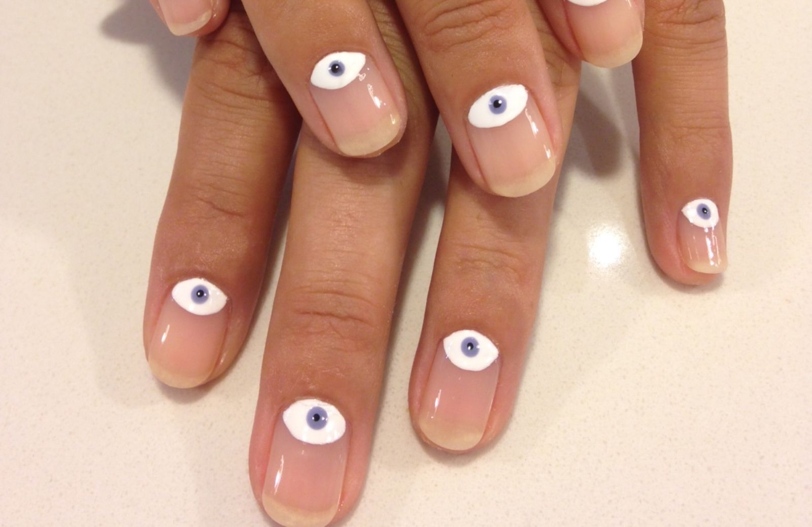 Come realizzare una nail art con gli occhi