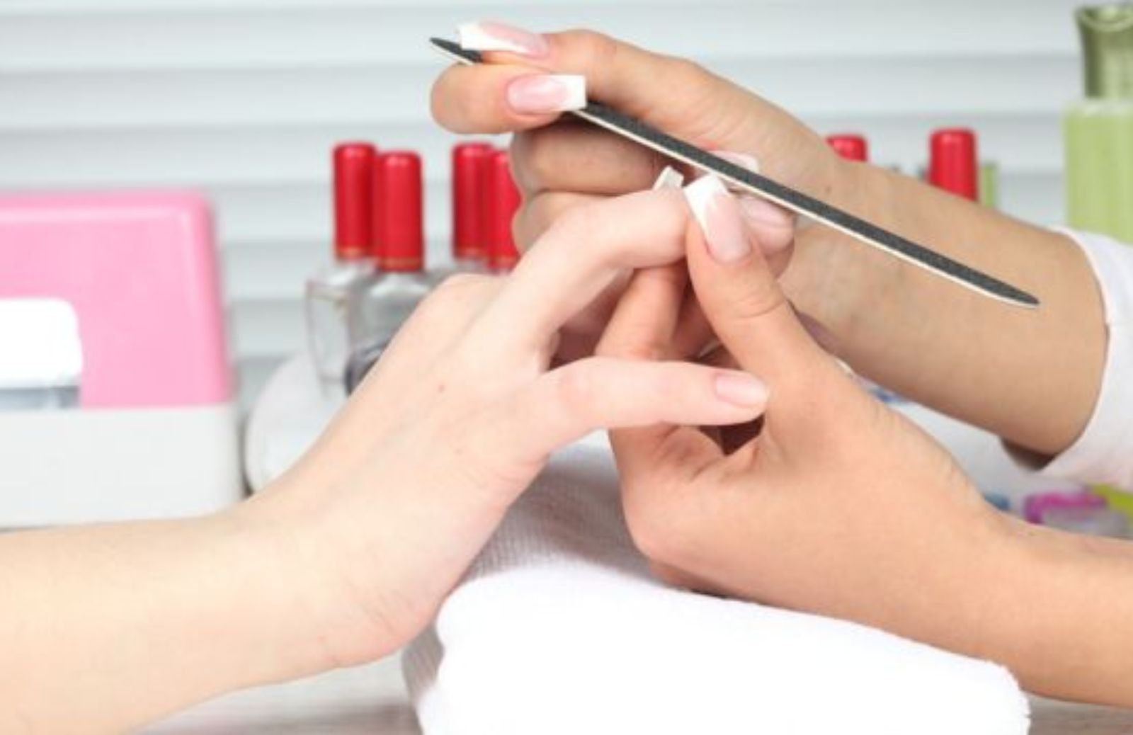 Come utilizzare correttamente il blocco levigante per la manicure