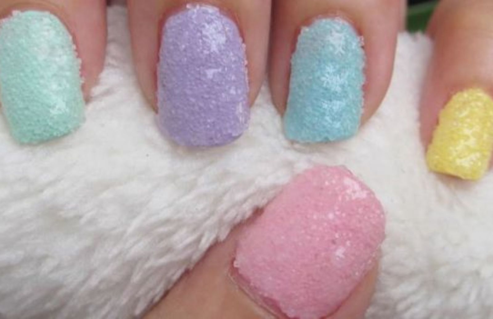 Come realizzare una manicure effetto cristallizzato