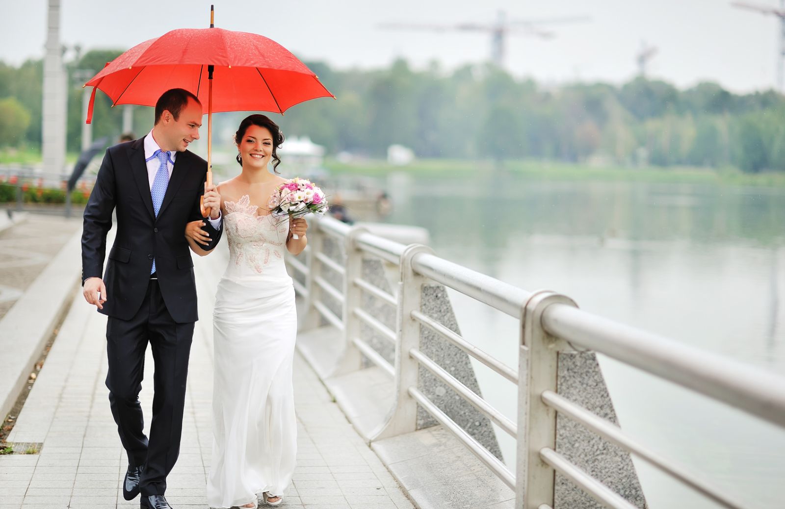 Come vestirsi in primavera per un matrimonio sotto la pioggia