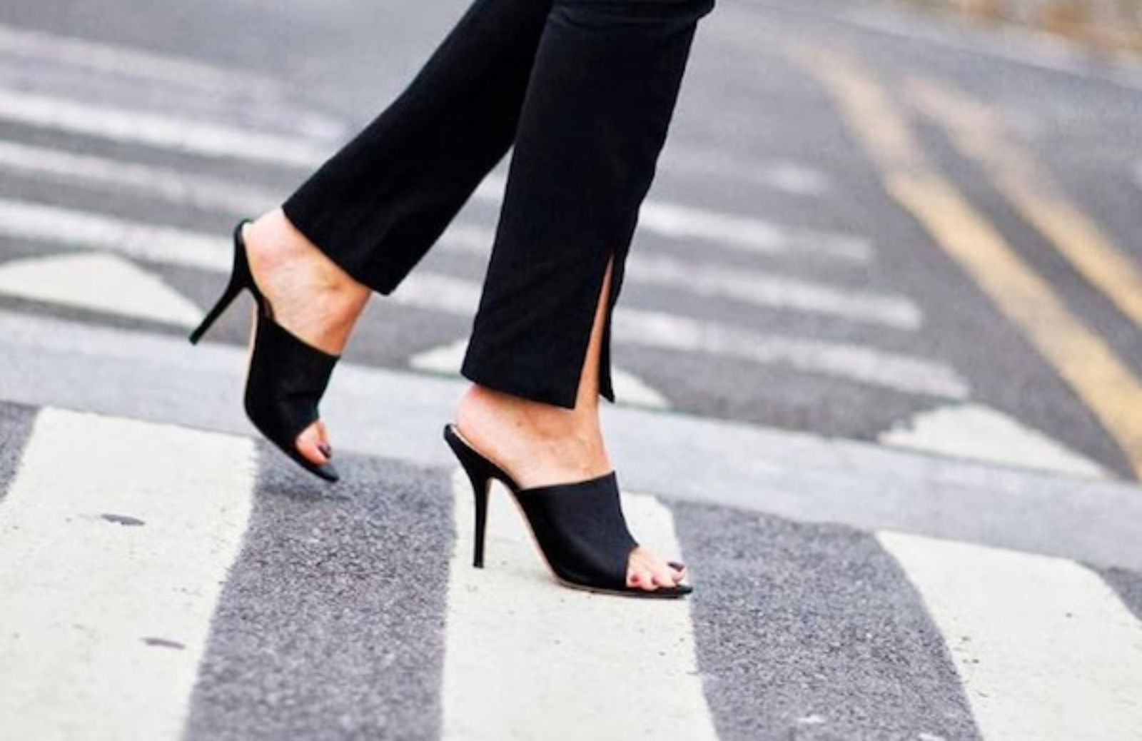 Come abbinare le scarpe di stagione: i mules