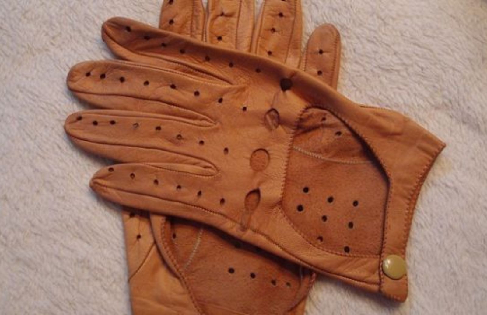 Il quarto tocco vintage: i guanti estivi