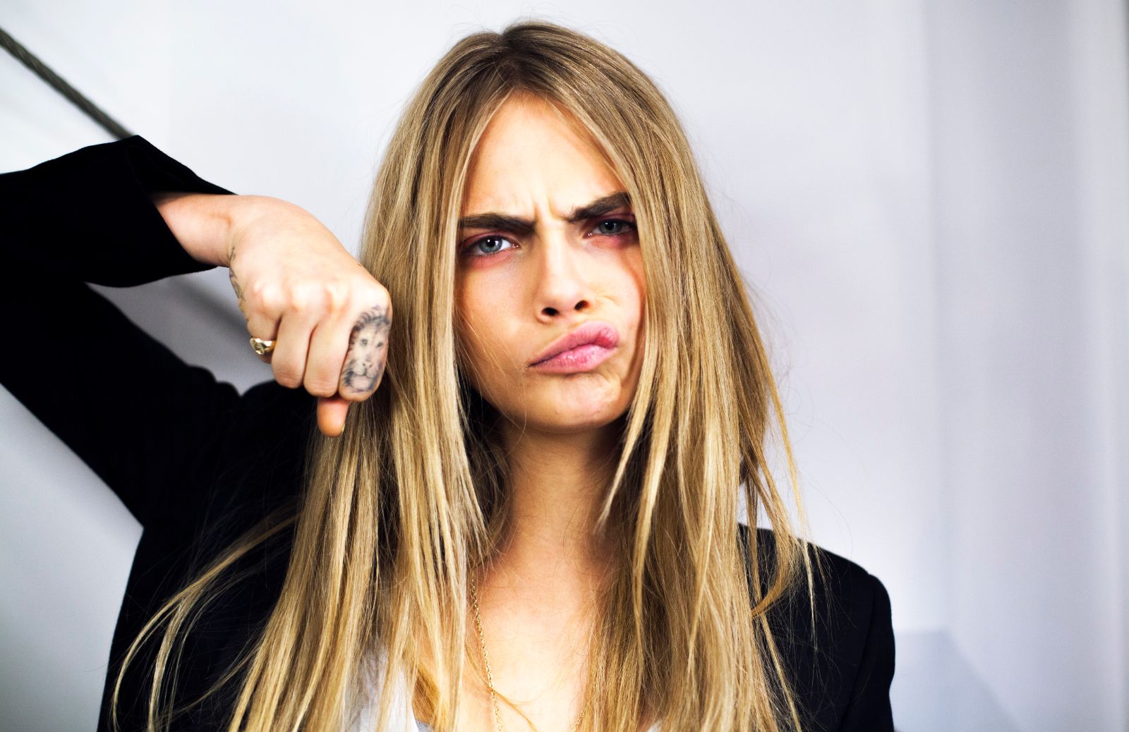 Cara Delevingne saluta la passerella 