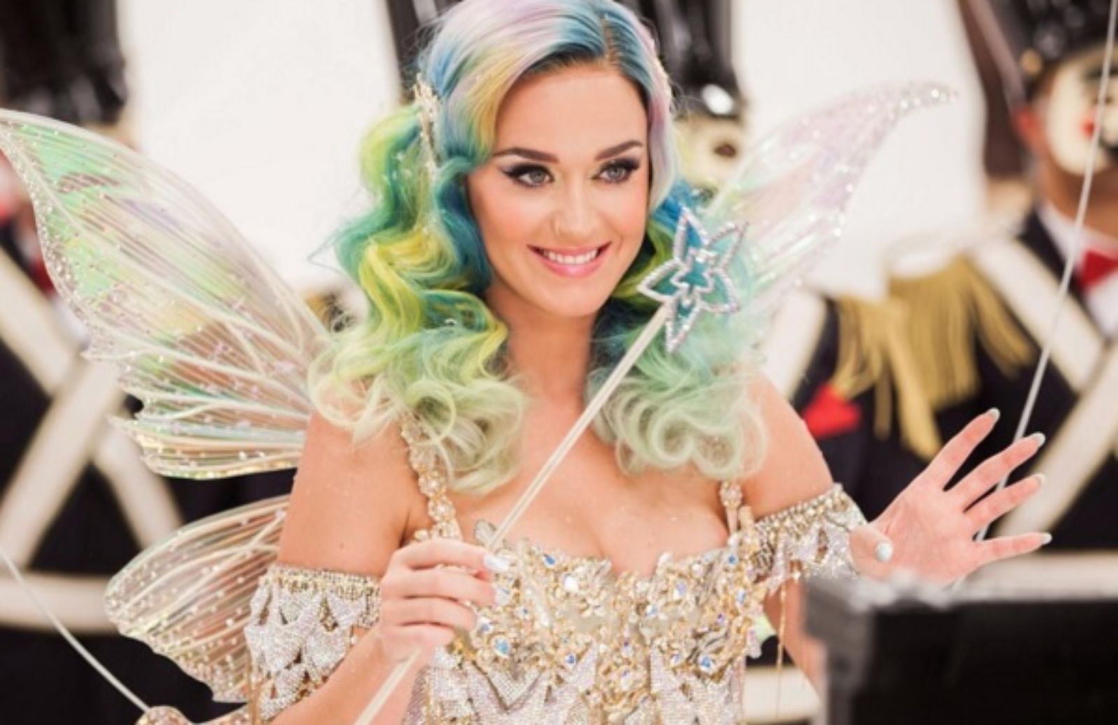 Katy Perry è la magica fata del Natale di H&M