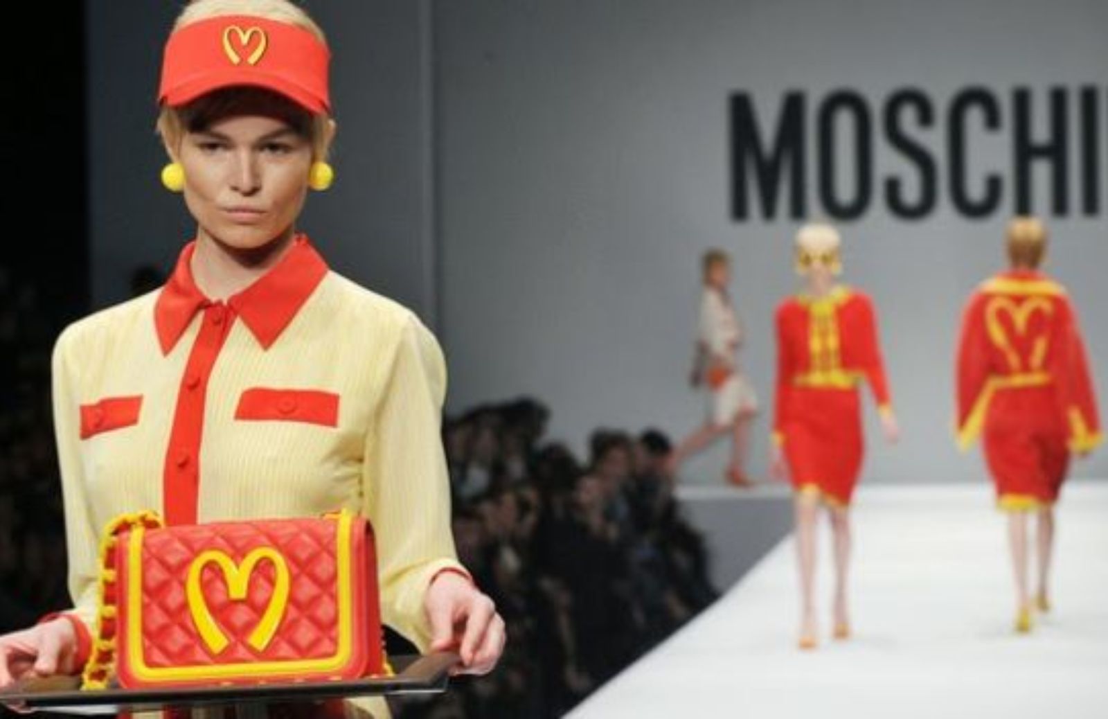 MFW: Moschino, i fast food e i cartoon