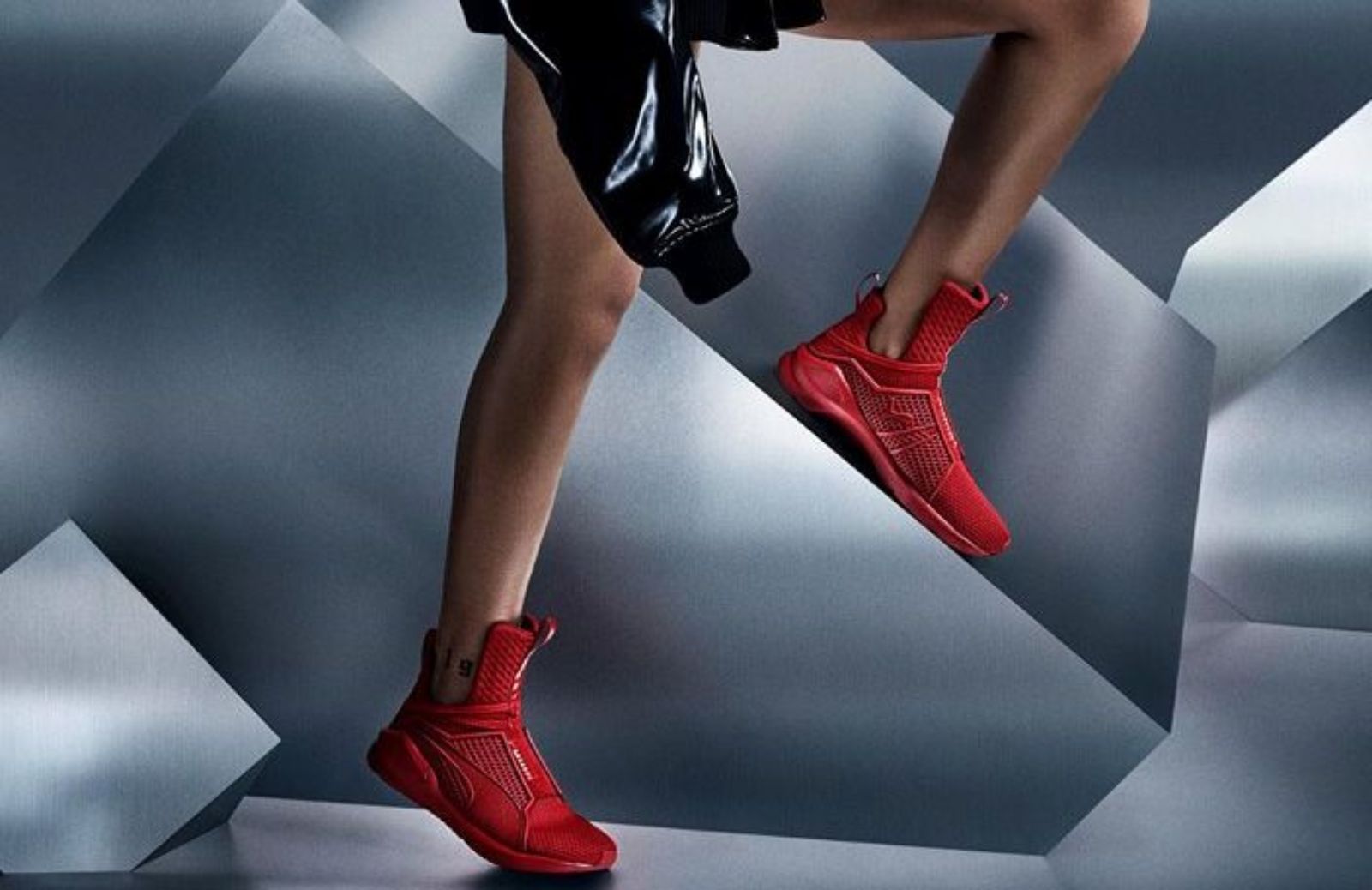Rihanna presenta The Trainer: sneakers Puma rosso fuoco