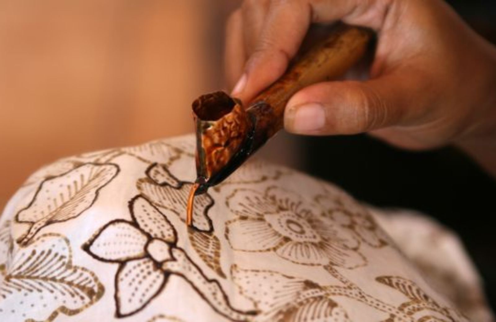 Come decorare un copriletto con la tecnica batik