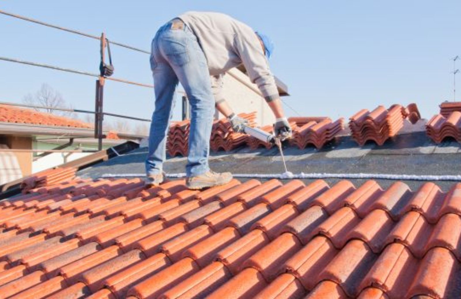 Come e quando fare la manutenzione del tetto: calendario degli interventi 