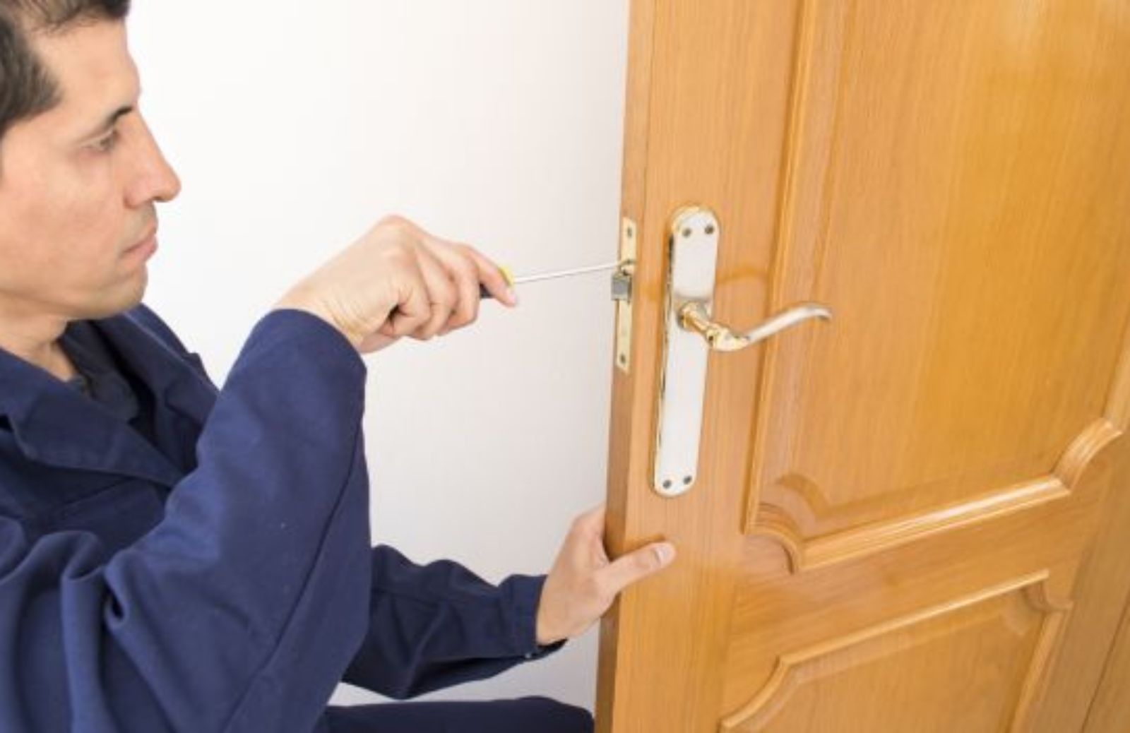 Come montare una maniglia sulla porta