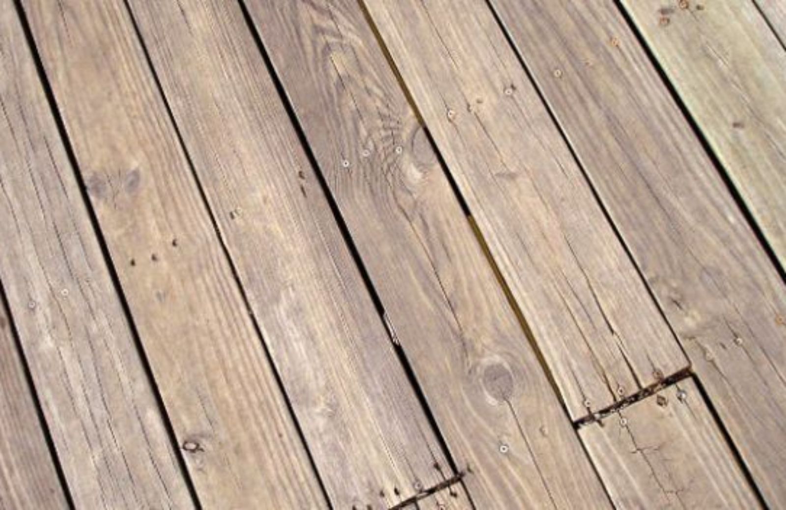 Come posare un pavimento di assi in legno