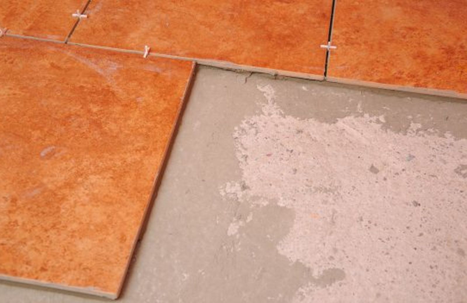 Come posare un pavimento di piastrelle in cotto