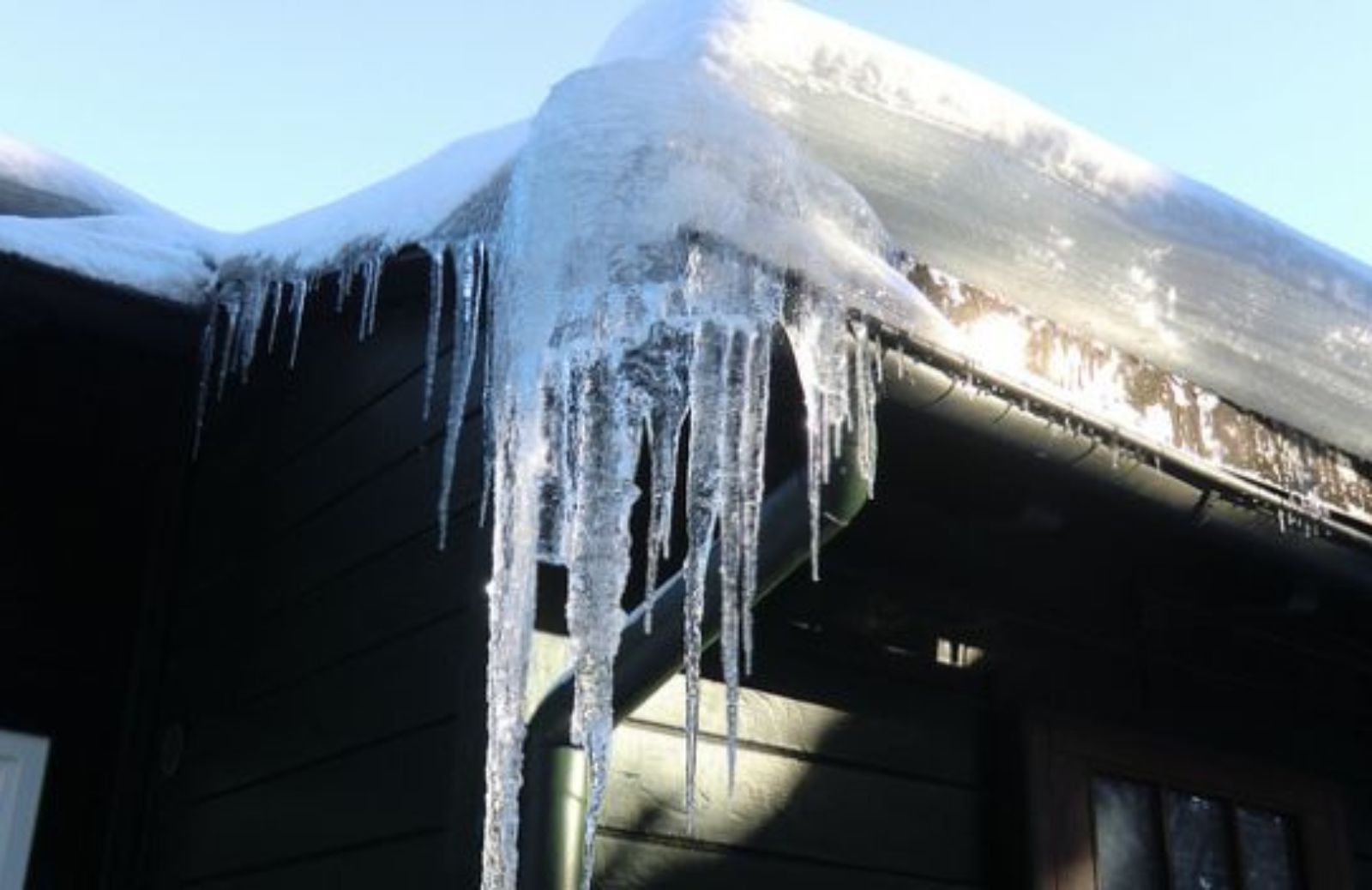 Come prevenire la formazione di ghiaccio sul tetto