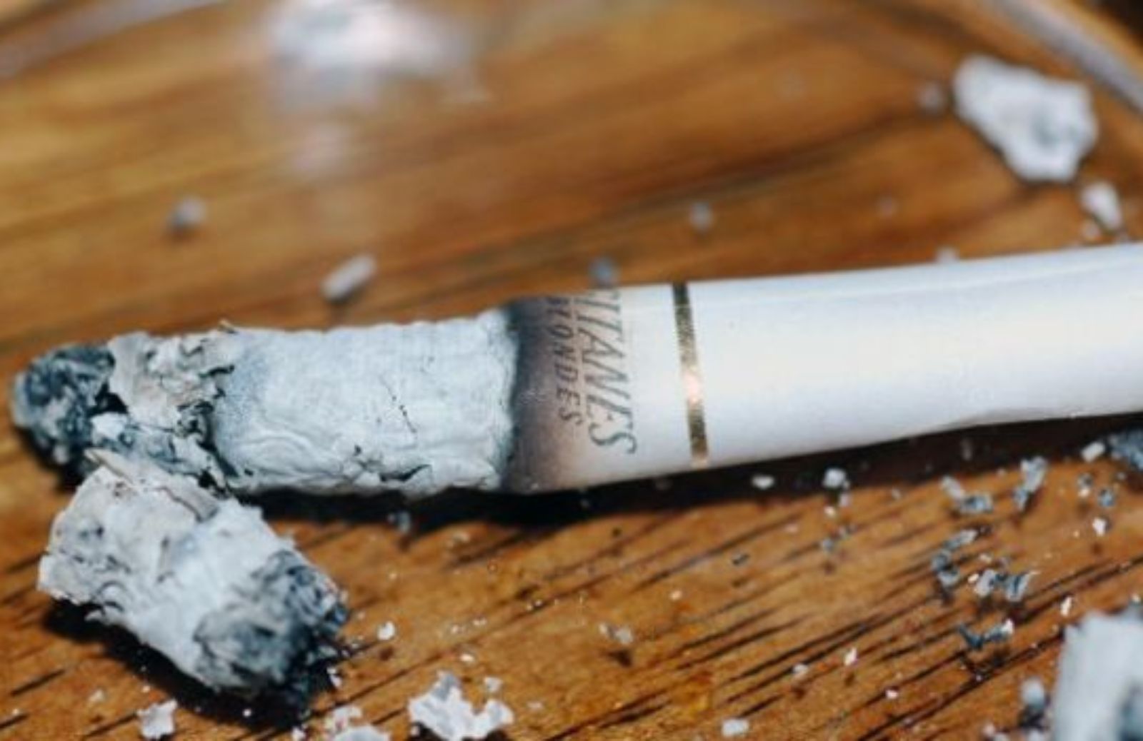 Come rimuovere bruciature di sigaretta dal legno