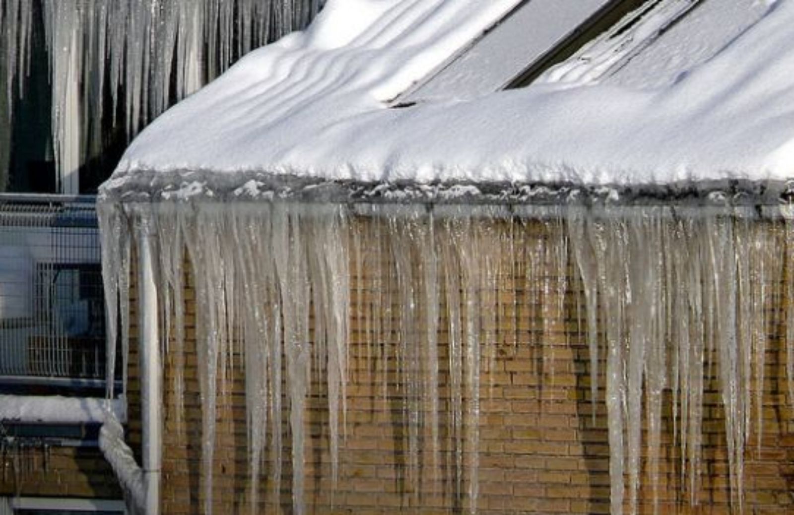 Come rimuovere il ghiaccio dal tetto