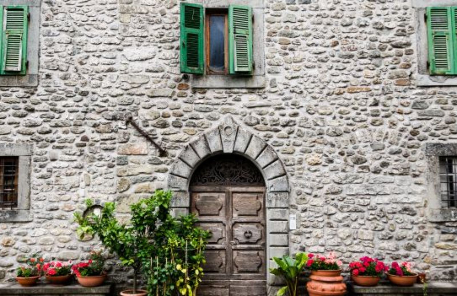 Come scegliere i serramenti quando si restaura un rustico