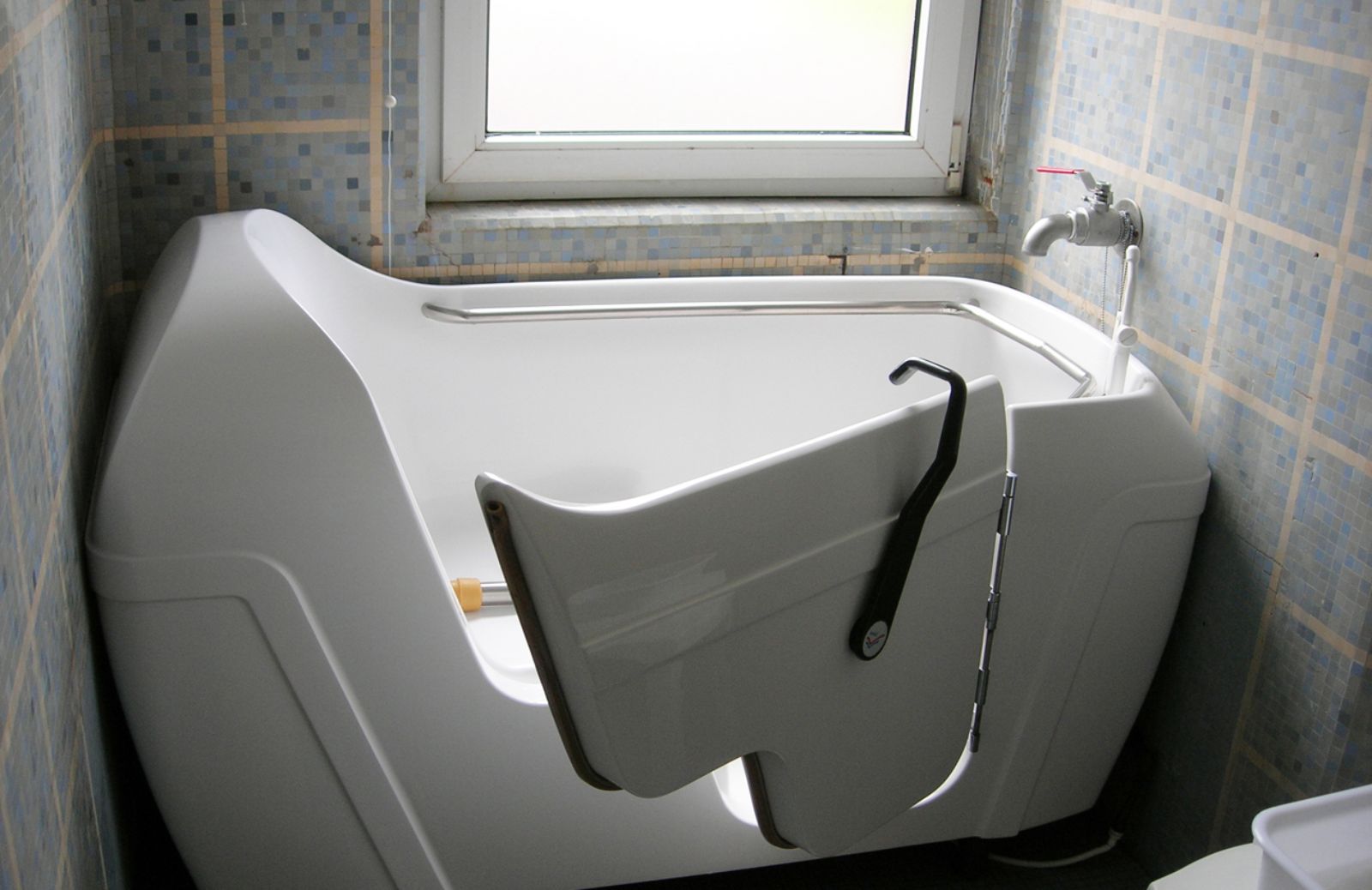Come scegliere una vasca da bagno adatta ad anziani e disabili 