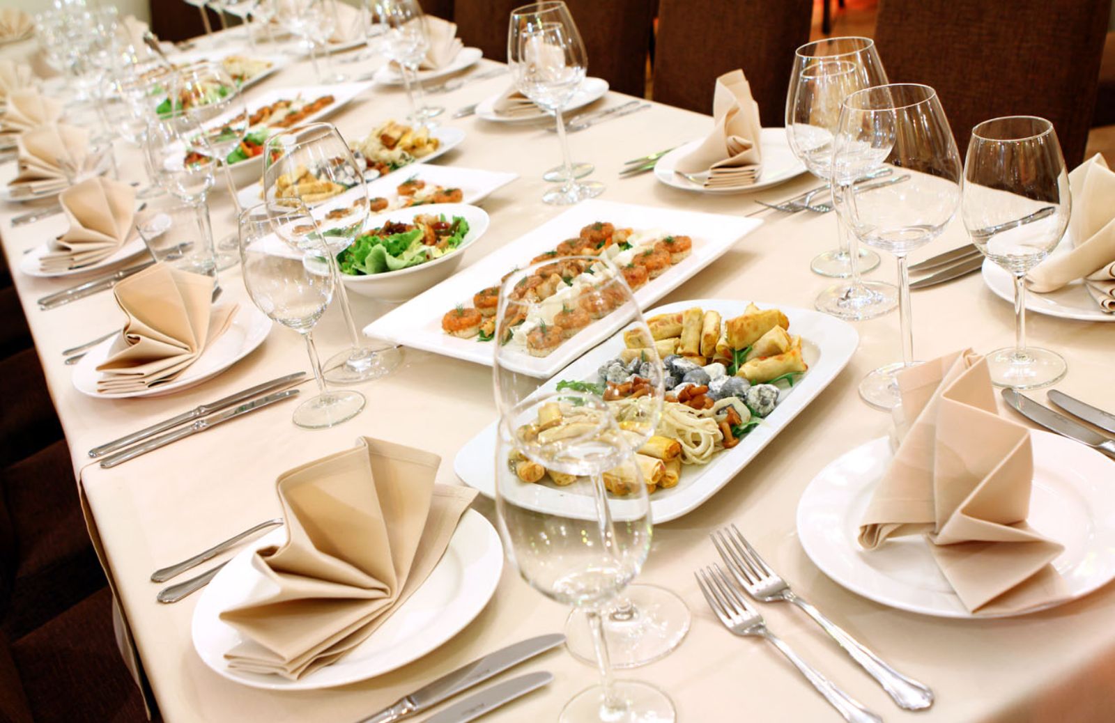 Come servire il pranzo e disporre gli ospiti a tavola