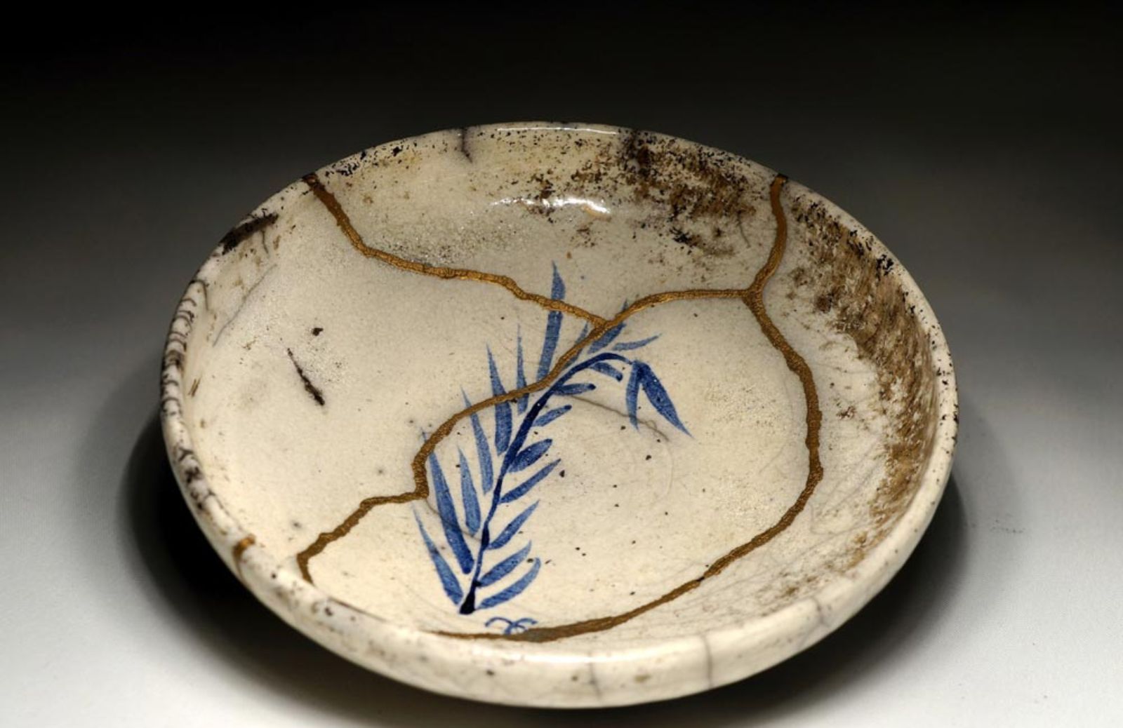 Come trasformare in arte i piatti di ceramica rotti con la tecnica del kintsugi