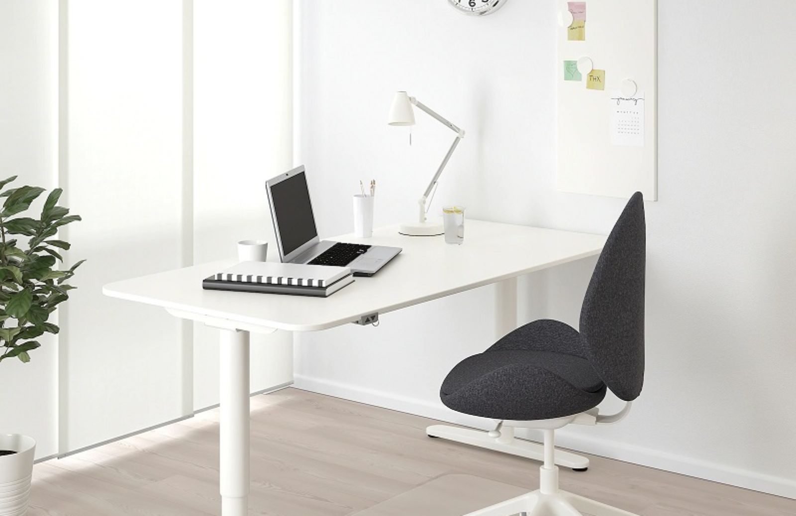 Standing desk: benefici e svantaggi della scrivania per lavorare in piedi