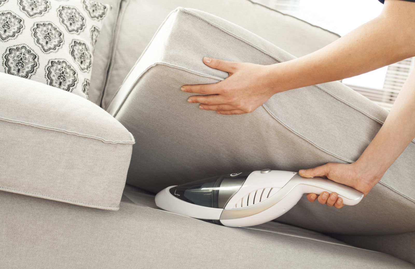 Come pulire divani di tessuto non sfoderabile