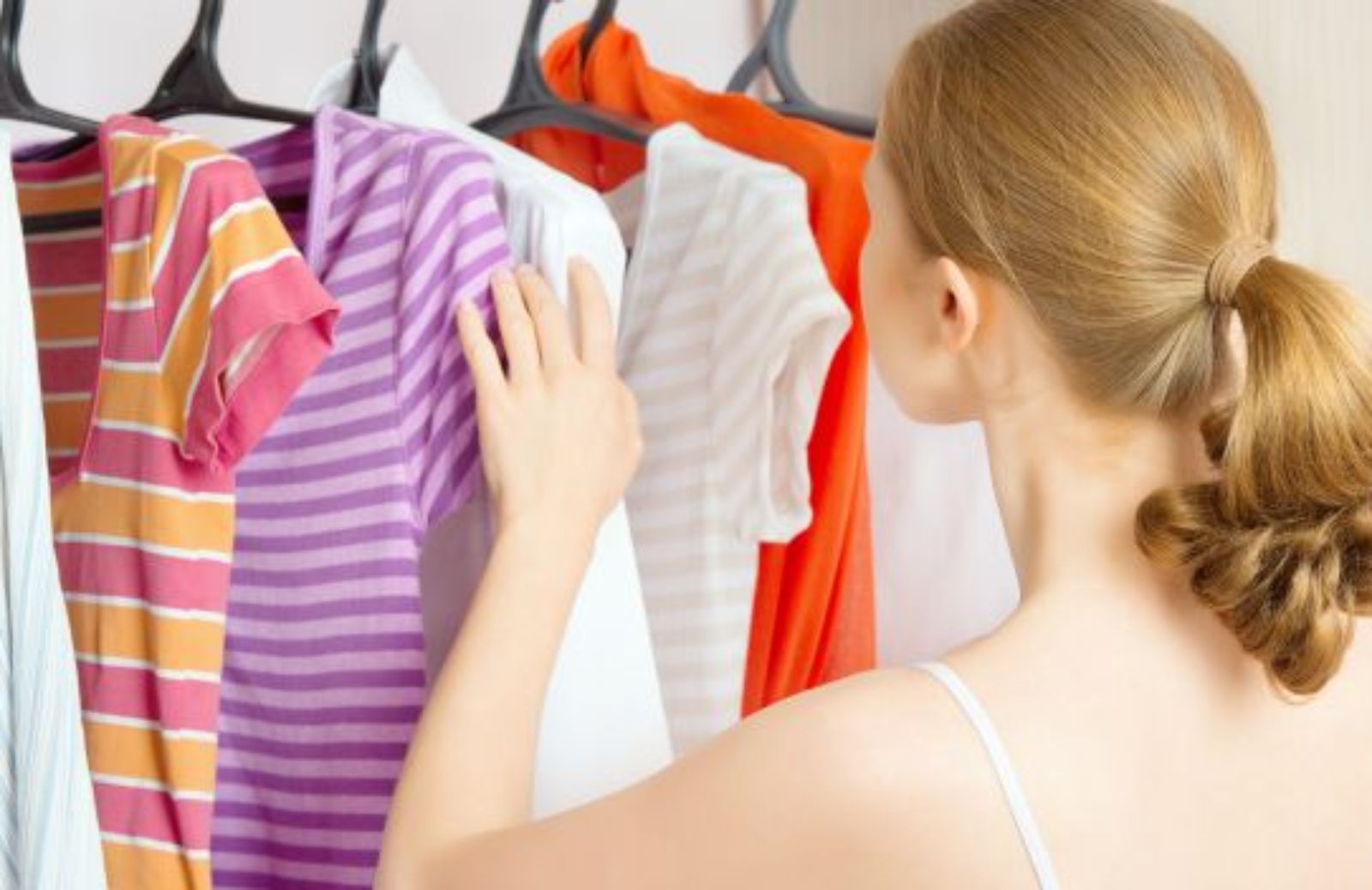 Come ordinare vestiti e indumenti al cambio dell'armadio