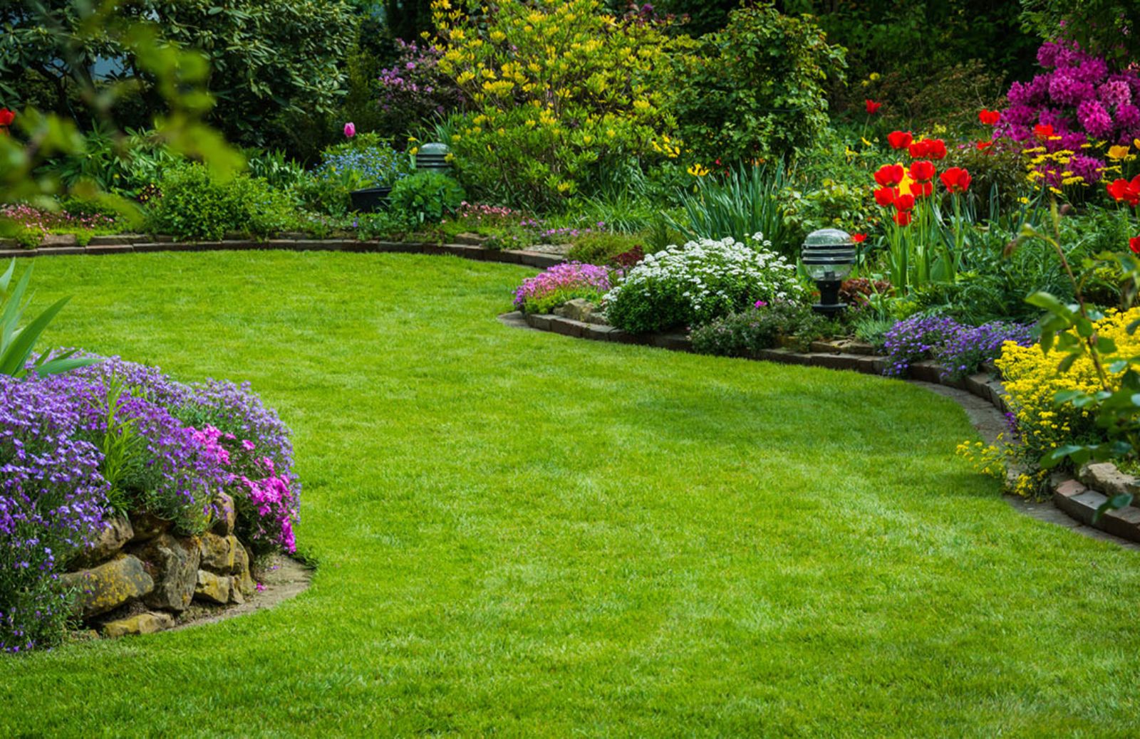 Come curare l’orto e il giardino a maggio: il calendario dei lavori