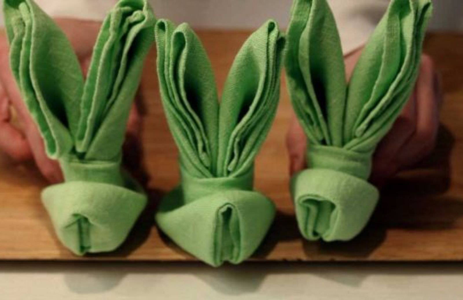 La tavola di Pasqua: piegare i tovaglioli a forma di coniglio