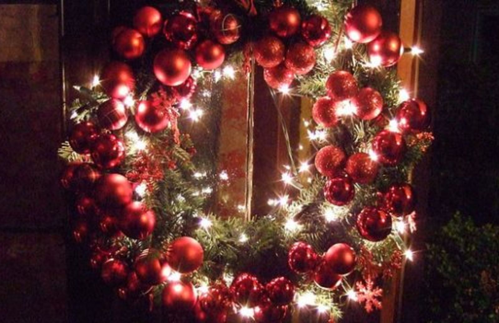 Accogliere gli ospiti a Natale: porta di casa decorata