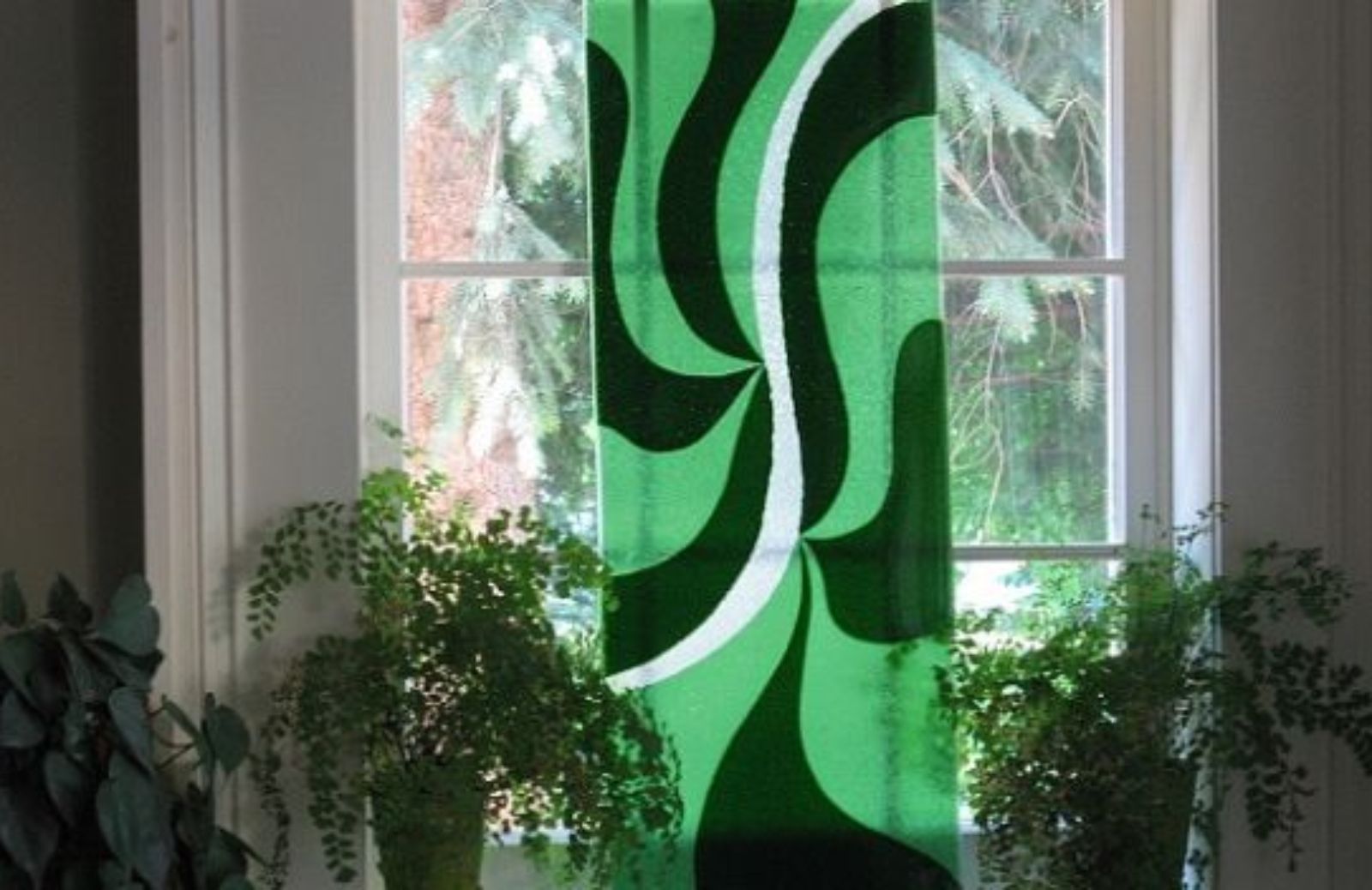 Pittura su vetro: decorazioni fai da te per abbellire la casa