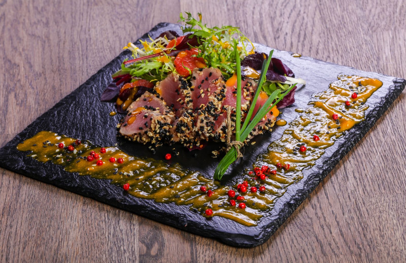 Carpaccio di tonno, rucola e pomodorini: la ricetta fresca e gustosa