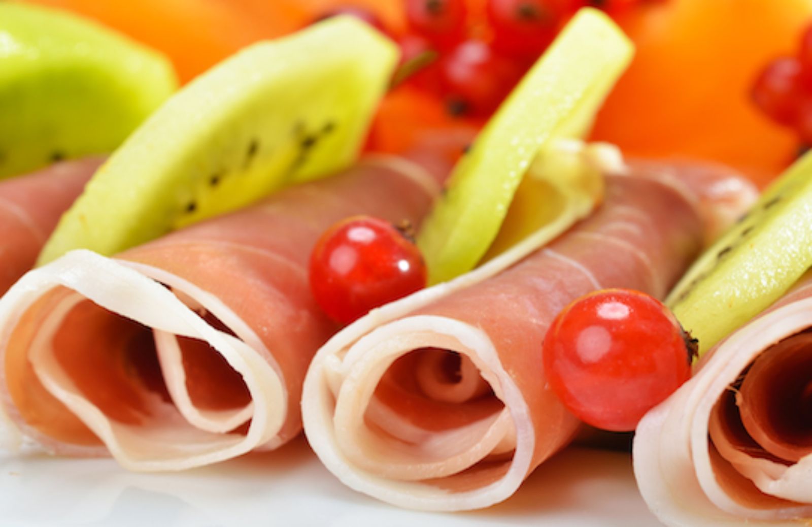 Come fare degli antipasti con speck e kiwi