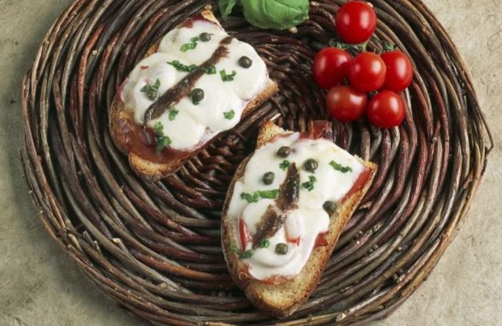 Crostoni con crudo, pomodoro e mozzarella