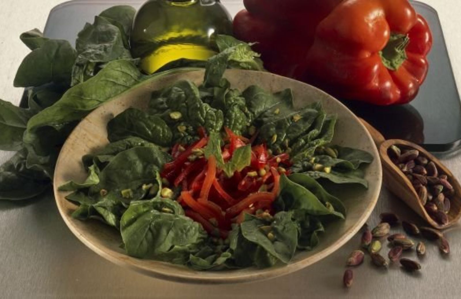 Germogli di spinaci con pistacchi: la ricetta di un antipasto vegano