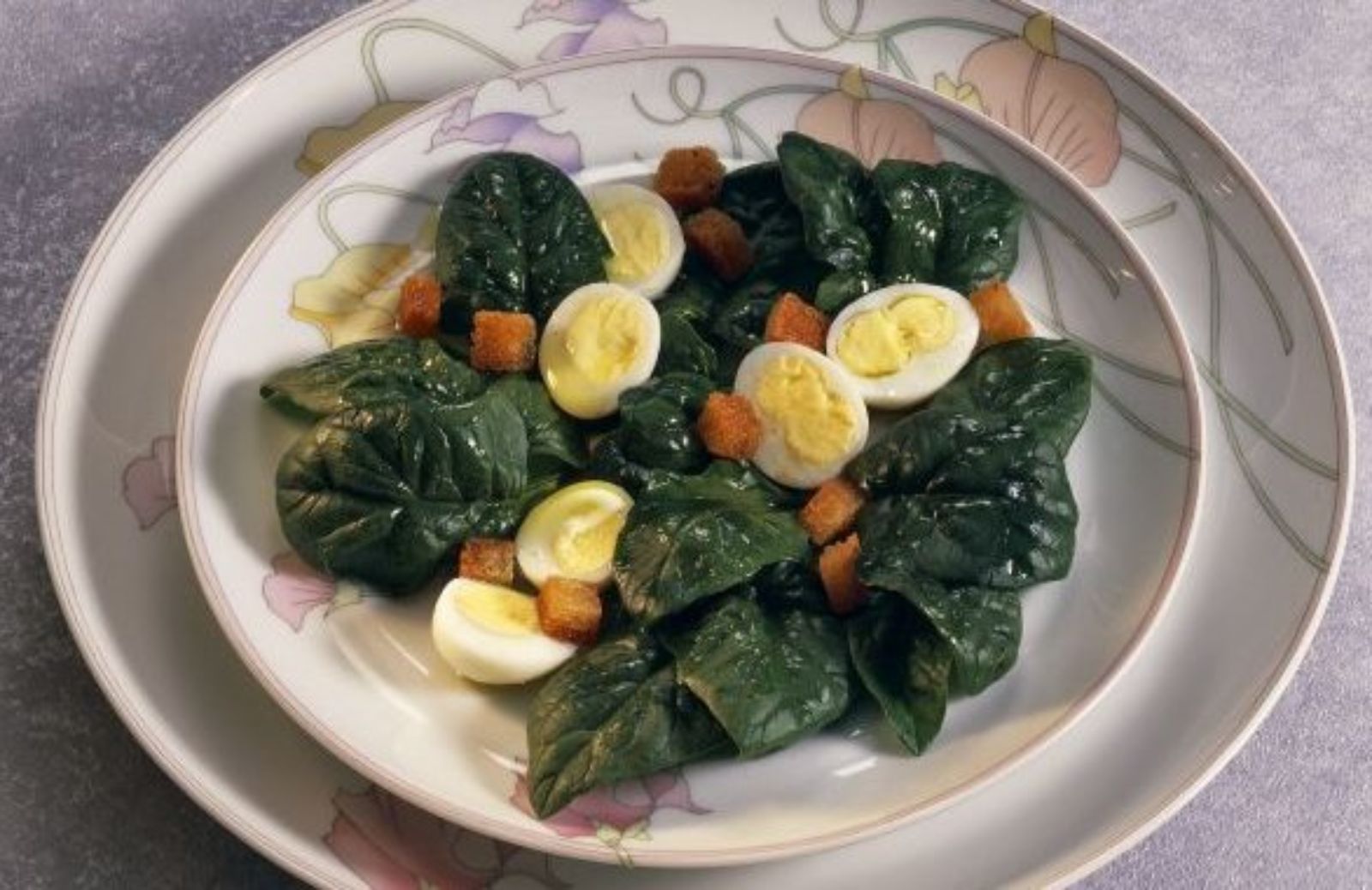 Insalata di spinaci e uova di quaglia