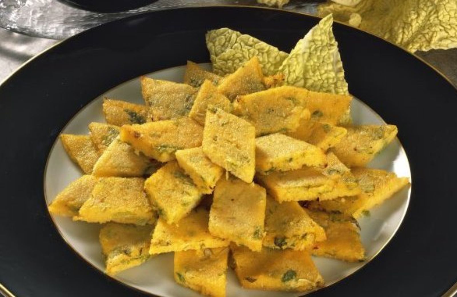 Losanghe di polenta alla verza: la ricetta di un antipasto invernale