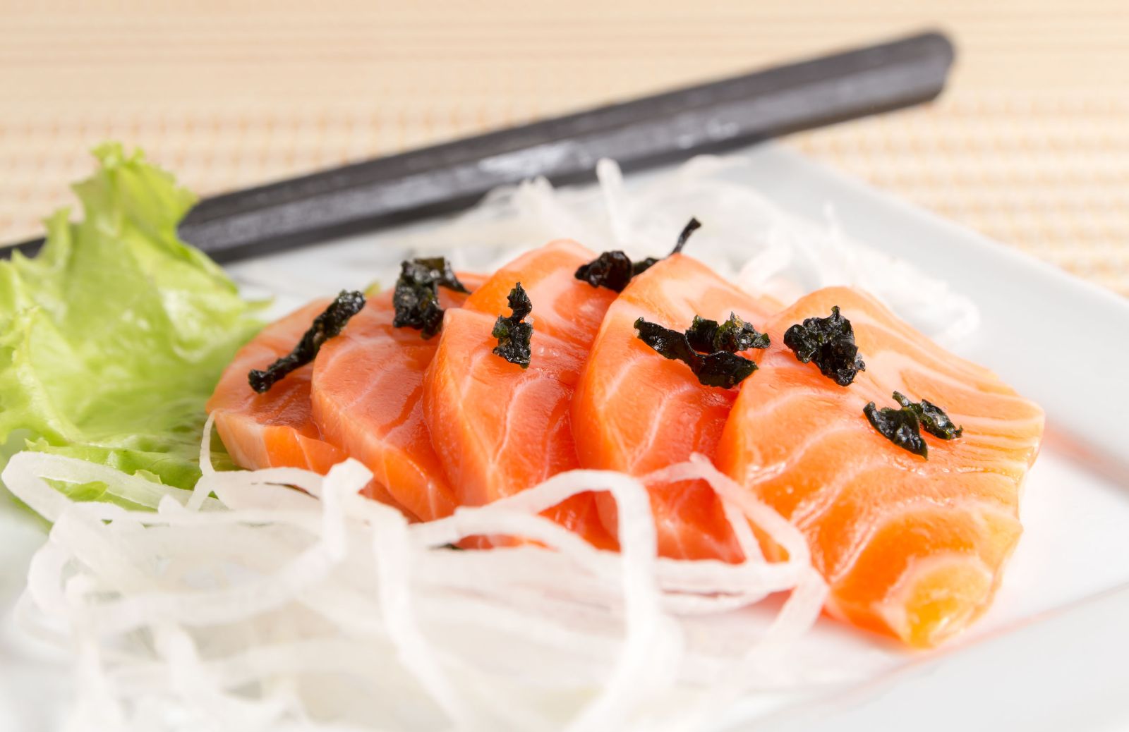 Ricette col daikon: sashimi di salmone con daikon