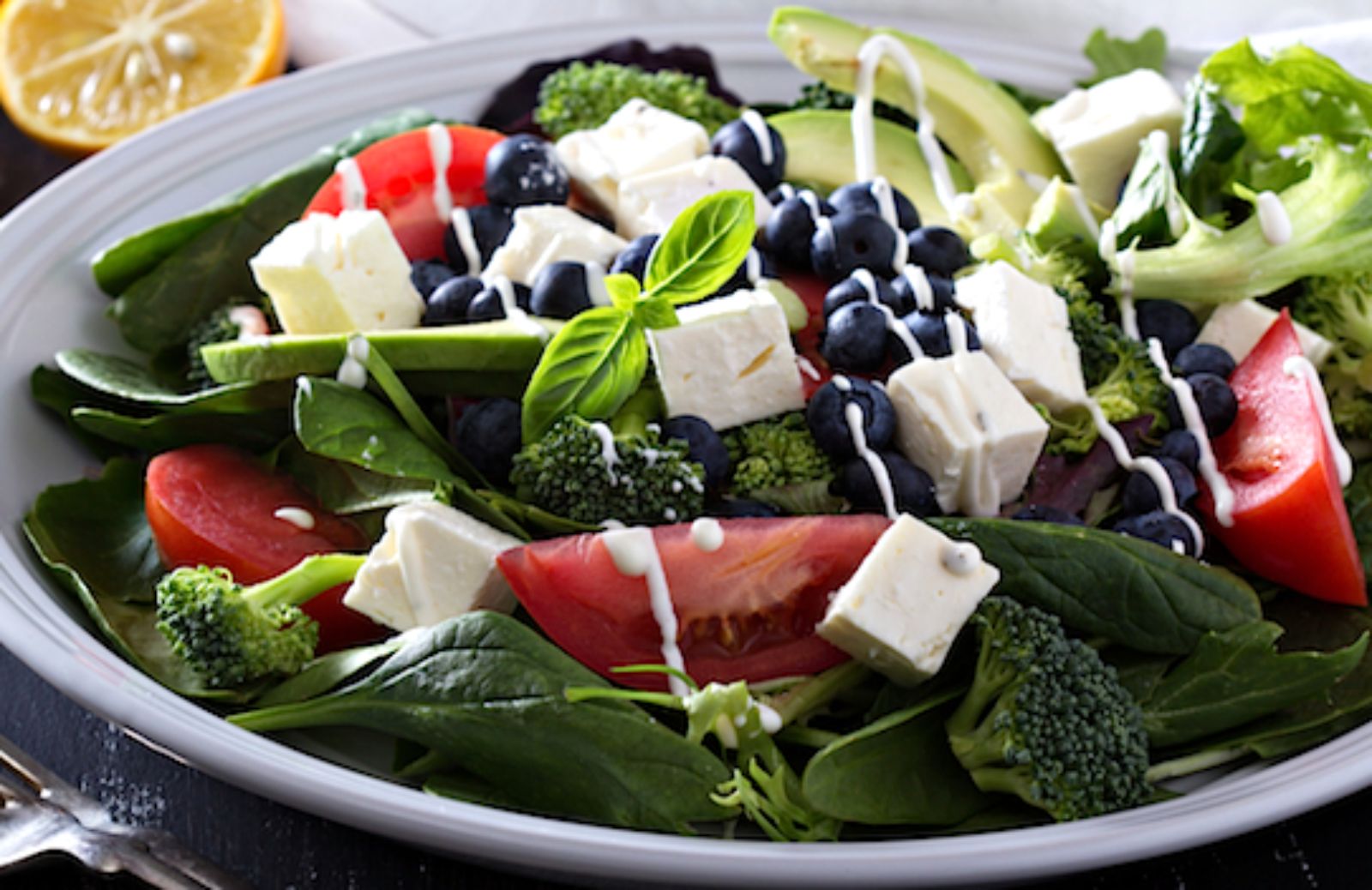 Come fare un'insalata di broccoli, tofu e frutti di bosco