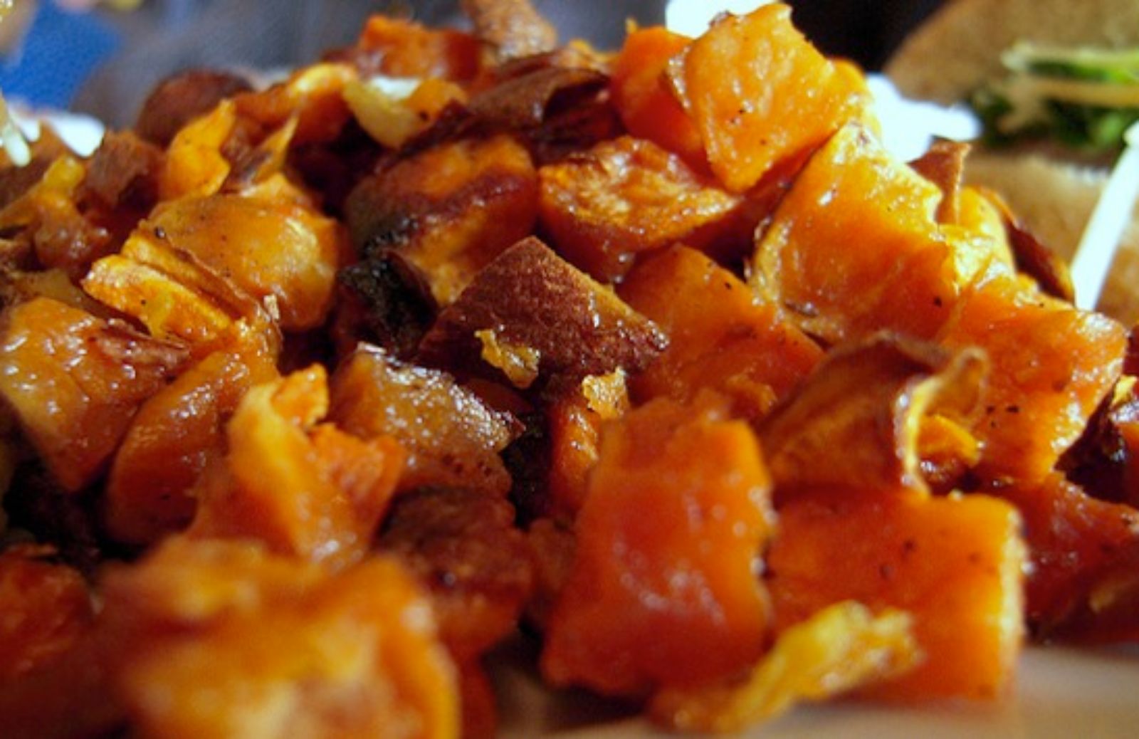 Come fare un'insalata di patate dolci e arance