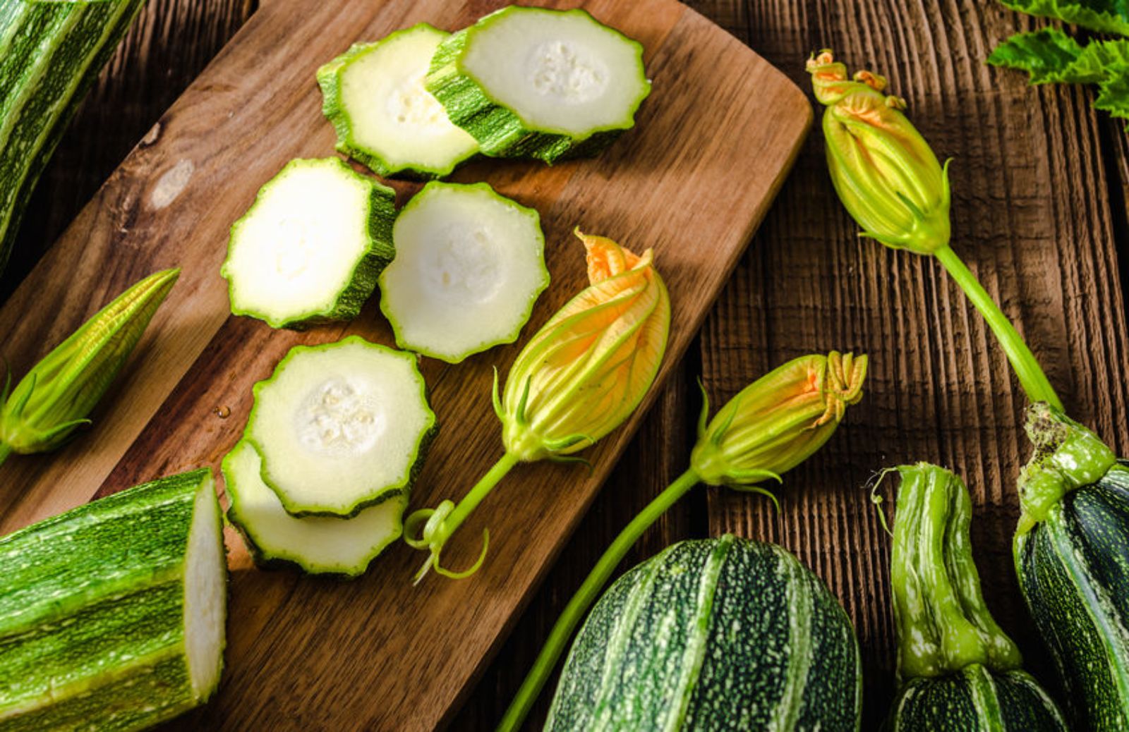 Zucchine trifolate, il contorno croccante e dolce: ricetta, segreti e varianti