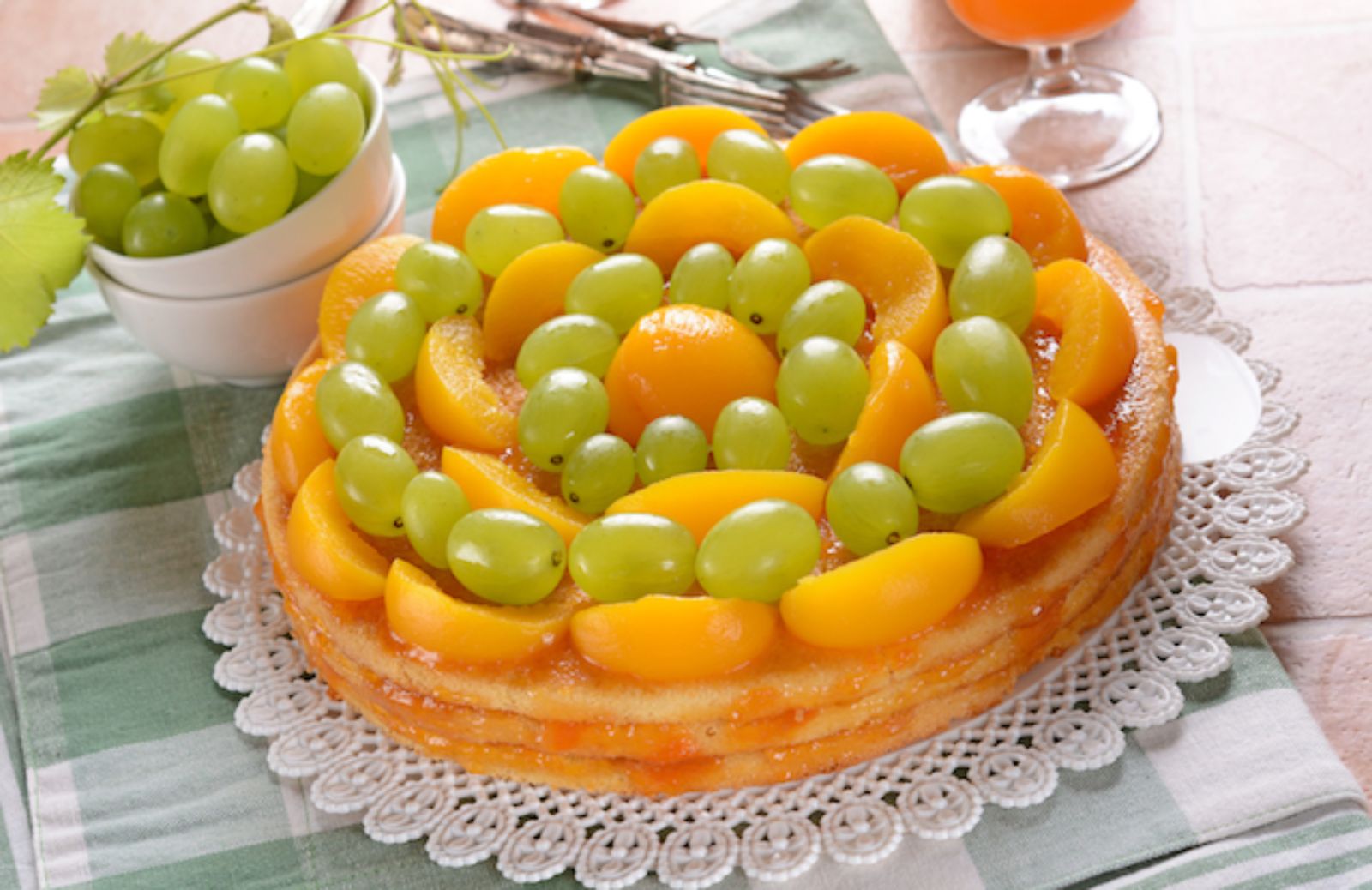 Come fare una torta di uva e pesche