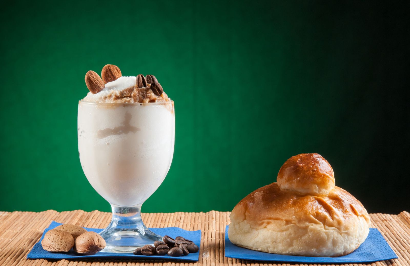 La granita di mandorle con la ricetta originale siciliana