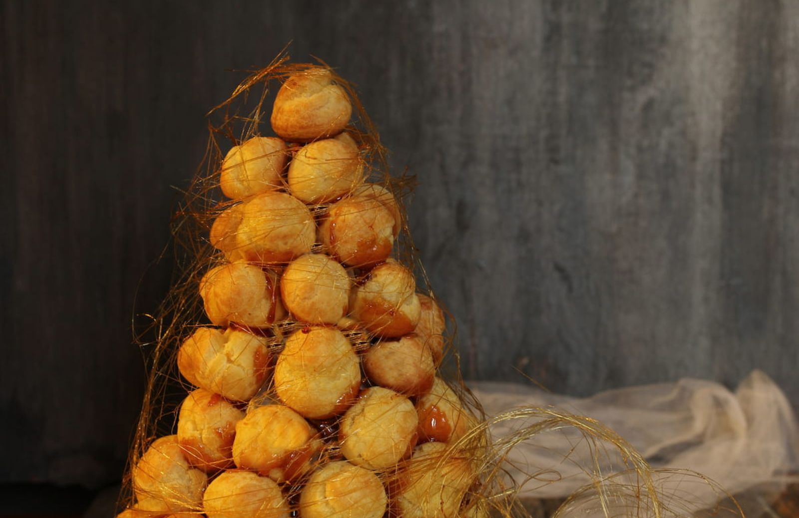 Croquembouche: ricetta di un dolce super scenografico