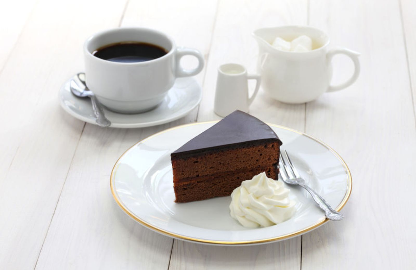 Come si fa la torta Sacher: la ricetta del dolce austriaco