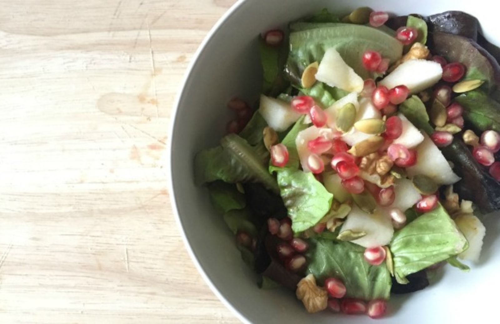 Insalata di melograno, mele, noci e semi di zucca