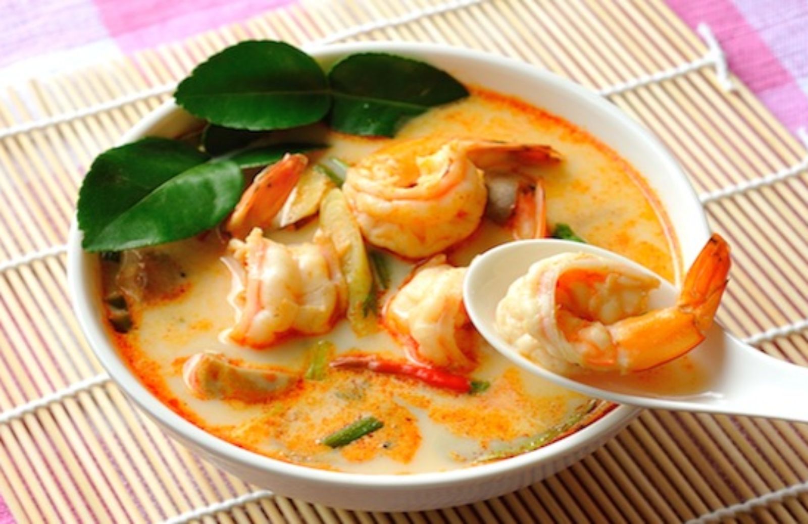 Come si fa la zuppa Thai ai gamberi