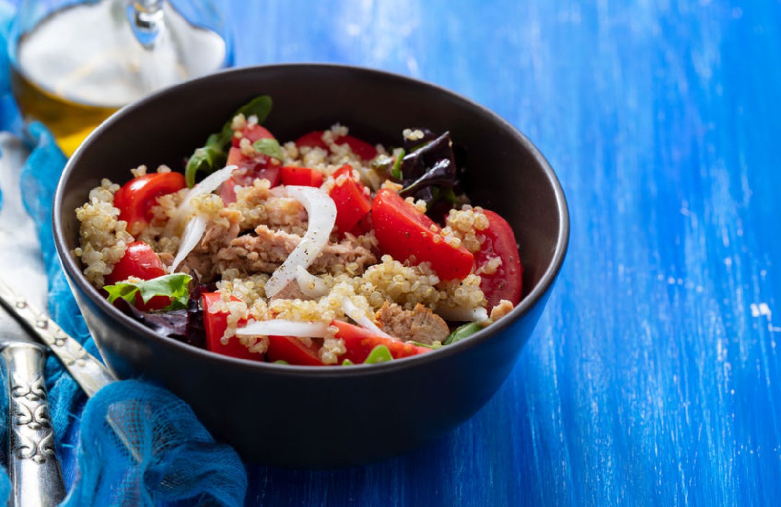 L'insalata di quinoa con tonno e verdure per il pranzo estivo