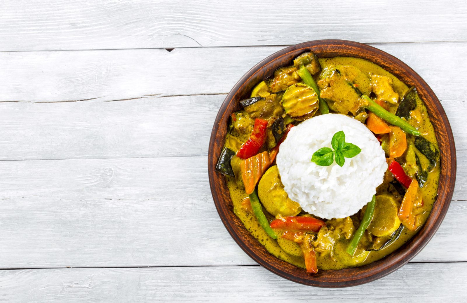 Oriente in tavola: curry di verdure con curcuma e riso pilaf alla cannella